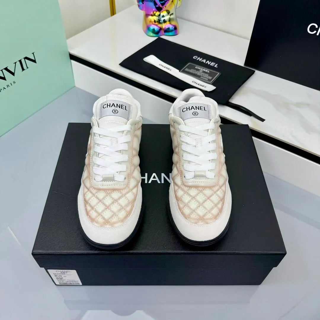 👟👟Ex-factory price 640👟👟 Top version Chanel Chanel - 2025 counter top casual sports shoes This sneaker is a classic design; the upper is electro-embroidered with a variety of techniques; the outsole is fashionable and sporty; it is unusual to incorporate a variety of color matching elements... The diversified mix and match is very beautiful and versatile, and can be used for leisure, fashion, sports and outdoor... ꫛꫀꪝ Go➫ Material: ❶The upper is made of: original cowhide ❷The inner lining is made of: original imported sheepskin ❸The outsole is based on: original TPU combination outsole Full set of boutique packaging for women 35–41 👉